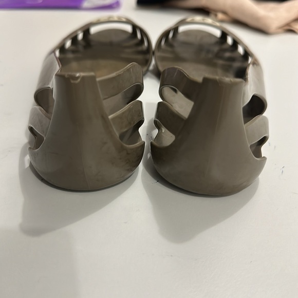 GUCCI. Dark beige flats w/ open toe 100% authentic size 7.5 - Picture 3 of 5